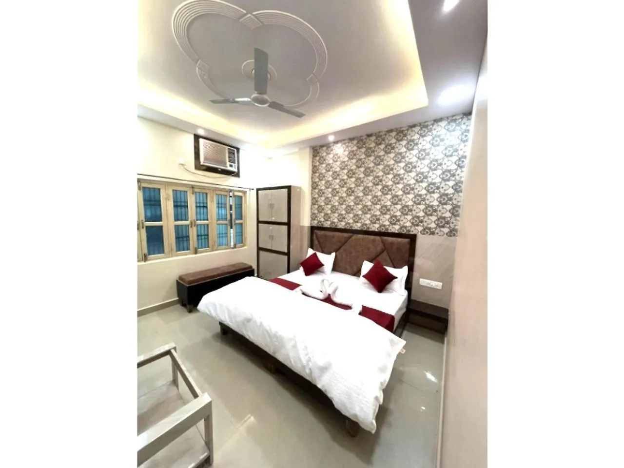 Hotel Prakash Near Kashi Vishwanath & Assi Ghat Temple Free Wifi & Parking Varanasi 2*,  India